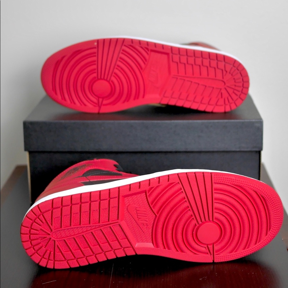 Nike Air Jordan 1 Mid Banned - Picture 4 of 4